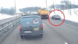 BMW važiuoja kelkra&scaron;čiu