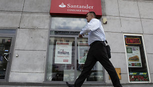 „Fitch“ dviem padalomis pablogino dviejų didžiausių Ispanijos bankų „Santander“ ir BBVA reitingus, o šalies obligacijų pelningumas pasiekė rekordą.