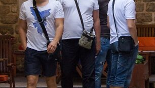 Vyrai su rankinėmis