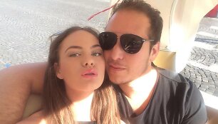 Aaronas Perezas su mergina Urte