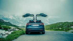 „Tesla Model X“ - vienas populiariausių ir įdomiausių elektromobilių rinkoje 