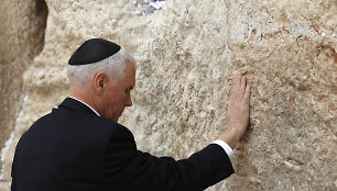 Mike'as Pence'as prie Raudų sienos