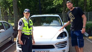 Jonas Valančiūnas įsiamžino su policijos pareigūnu &scaron;alia savo be žibintų likusio &bdquo;Porsche Cayenne&ldquo;