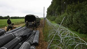 Lenkijos kariai stato pjaunančios vielos tvorą migrantams sulaikyti