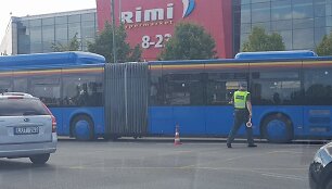 Klaipėdoje Taikos ir Baltijos prospektų sankryžoje susidūrė du autobusai.