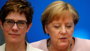 Angela Merkel (de&scaron;inėje) ir Annegret Kramp-Karrenbauer