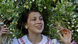 Baltarusė su nacionaliniais drabužiais 