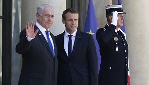 Emmanuelis Macronas su Benjaminu Netanyahu