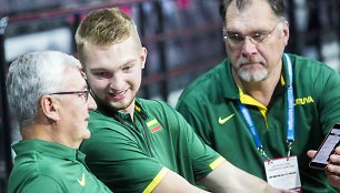 Domantas Sabonis, Jonas Kazlauskas ir Arvydas Sabonis