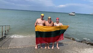 Du lietuviai perplaukė Laman&scaron;ą, J.Krylovaitė &ndash; de&scaron;inėje, N.Anikejevas - kairėje