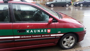 Kauno vie&scaron;osios tvarkos skyriaus automobilis stovi draudžiamoje vietoje