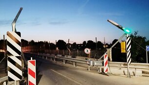 Važiuodama didelių gabaritų transporto priemonė nuvertė specialiai įrengtus gabaritinius vartus &ndash; jų detalės pavojingai nukrito, pakibo elektros kabeliai.