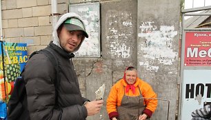 Močiutė pardavinėja saulėgrąžas Benderų mieste Padniestrėje