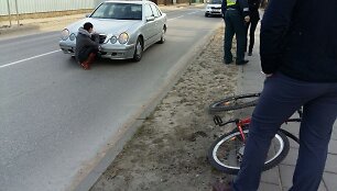Tauragėje &bdquo;be rankų&ldquo; dviračiu važiavęs paauglys buvo partrenktas automobilio
