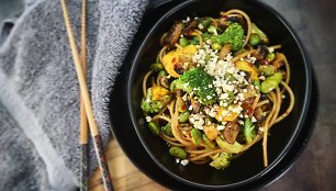 Wok su vištiena, edamame pupelėmis ir saldžiai aštriu padažu