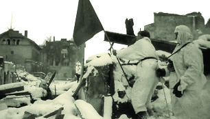 Raudonarmiečiai ant apsnigtų Klaipėdos griuvėsių kelia raudonąją vėliavą, 1945 m. sausio 28 d. 