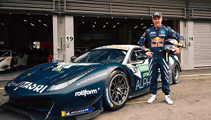 Sebastienas Loebas debiutuos DTM lenktynių serijoje: sės prie „Ferrari“ vairo