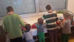 &Scaron;e&scaron;ių broliukų &scaron;eima sulaukė gausių dovanų