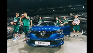kpangosas-ir-lwestermannas-dziaugiasi-vairuodami-renault-automobilius
