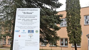 Lapių pagrindinės mokyklos direktorė Vilija Lukauskienė džiaugiasi naujai i&scaron;kilusiais Bendruomenės namais.