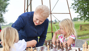 2016 07 26. Lietuvos Respublikos Prezidentė Dalia Grybauskaitė lankosi Tulpiakiemio vaikų dienos centre