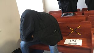 Viktoras Usovas į teismą atėjo ant galvos užsimetęs striukę.