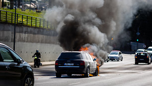 Karštas pavakarys „Audi“ važiavusiai porai: teko išlipti vidury gatvės ir laukti gaisrinės