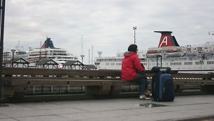 Kruizinių laivų terminale pirmadienio rytą prisišvartavo du didžiuliai kruiziniai laivai, trečiasis prisšvartavo KLASCO teritorijoje.