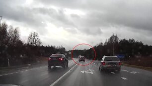 Užfiksuotas pažeidimas, vos nevirtęs kraupia avarija: chuligani&scaron;kai lenkęs BMW nematė tvarkingai lėtėjančio ir kairį posūkį rodančio automobilio.