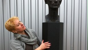Režisierė Darja Chrenova ir Gintauto Luko&scaron;aičio skulptūra &bdquo;A&scaron; &ndash; tobulas pilietis&ldquo;