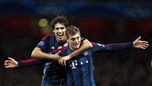 Javi Martinezas iį įvartį pelnęs Toni Kroosas