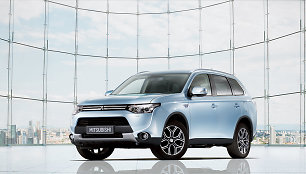 Iš tinklo įkraunamas hibridas „Mitsubishi Outlande PHEV“