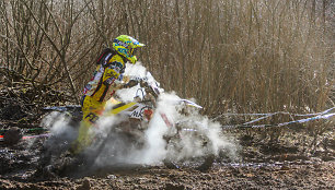 Enduro sezonas prasidėjo šalia Vievio esančioje „Crazy ferma“