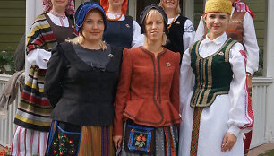 Tautiniais kostiumais pasipuo&scaron;usios Birutės karininkų &scaron;eimų moterų draugijai priklausančios moterys.