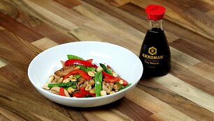 WOK vi&scaron;tiena su sojos padažu, apelsinais ir imbieru