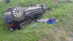 Sulaikytas nuo kelio nuvažiavęs nuo narkotinių medžiagų apsvaigęs vairuotojas