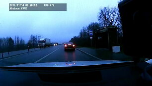 Užfiksuota, kaip pareigūnai sustabdo vogtą &bdquo;Mercedes Benz&ldquo; automobilį