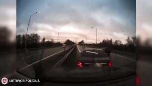 rusijos-pilietis-autostrada-leke-tarsi-beprotis