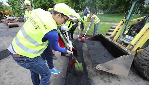 VIDEO kadras: Studentai lopė Vilniaus kiemo duobes