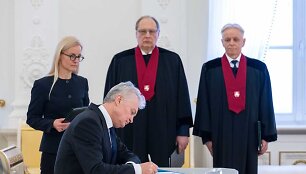 Generalinės prokurorės pavaduotojų Artūro Urbelio (kairėje) ir Kastyčio &Scaron;ik&scaron;nio priesaikas priėmė prezidentas Gitanas Nausėda
