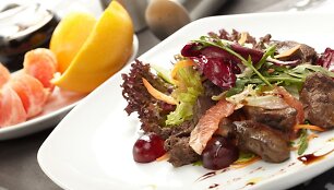 Vi&scaron;čiukų kepenėlių salotos su greipfrutais