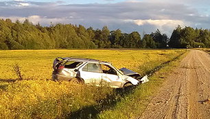 Vasarą avarijoje Raseinių rajone sužeisti du broliai: neaišku, kas nesuvaldė „Peugeot“