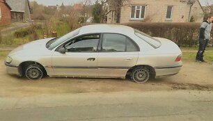 Tel&scaron;i&scaron;kis į gatvę i&scaron;važiavo automobiliu be padangų.