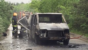 Sudegęs mikroautobusas įvykio vietoje