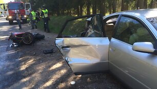 Susidūrė motociklas &bdquo;Suzuki&ldquo; ir lengvasis automobilis &bdquo;Audi&ldquo;