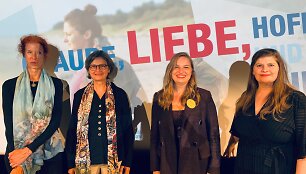Baltijos kino dienų Miunchene organizatorės: (i&scaron; kairės) Kristel Kaljund (Vokietijos estų bendruomenė), Sabine Hahn (Miuncheno miesto biblioteka), Irma Petraitytė-Luk&scaron;ienė (Miuncheno lietuvių bendruomenė), Laila Dambelkalna (latvių kultūros bendruomenė &bdquo;Namejs&ldquo;)