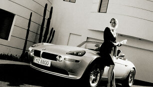 Moteris prie BMW Z8