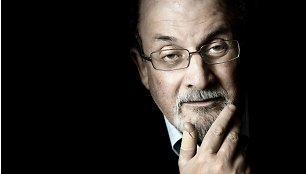 Už S.Rushdie galvą žadėta milijoninė premija, tačiau rašytojas nebesislapstė