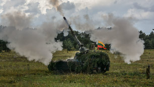 Lietuvos kariuomenės savaeigės haubicos PzH2000 pratybose „Ugninis griausmas“