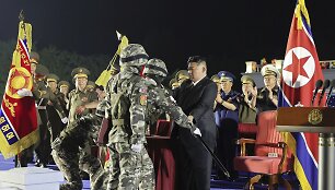 Kim Jong Unas ir &Scaron;iaurės Korėjos kariai